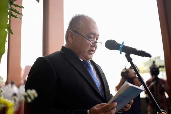 sahat di depan gereja----